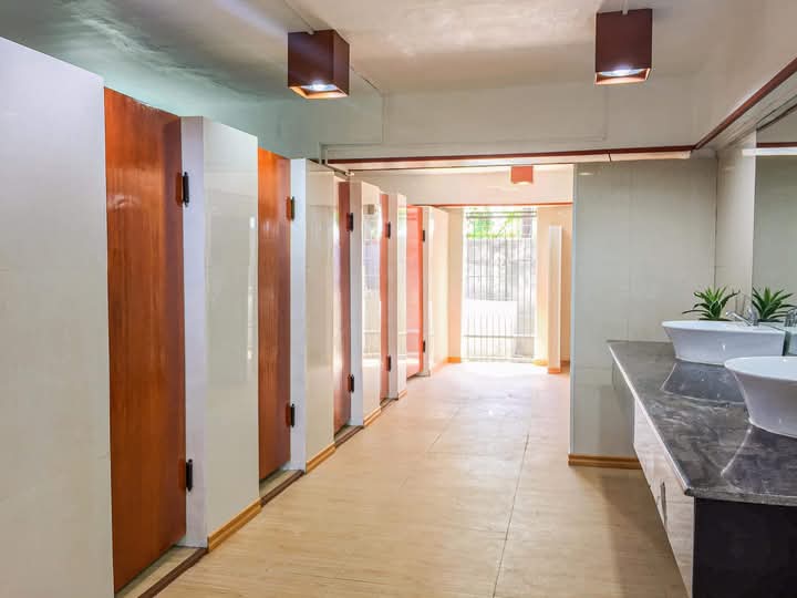 Male Comfort Room thumbnail 1