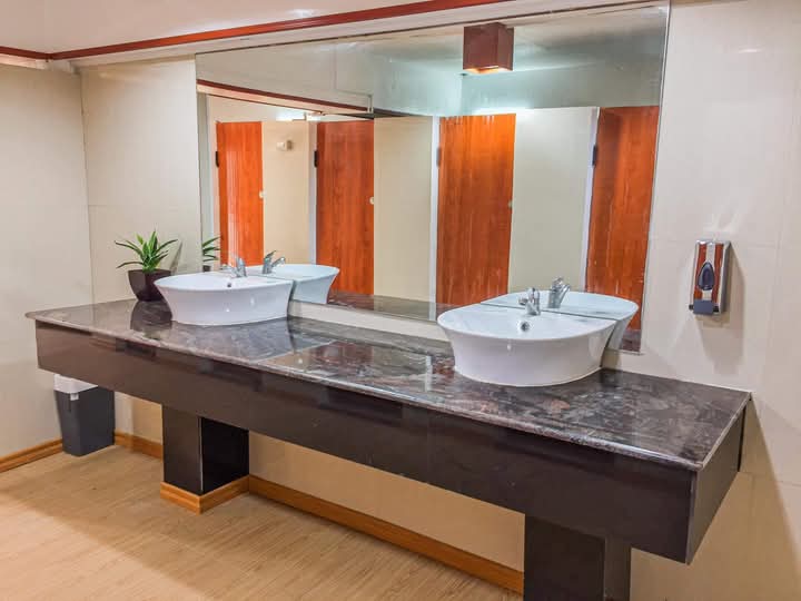 Male Comfort Room thumbnail 2